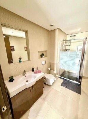 Shower, hair dryer, bidet, towels - Beautiful furnished apartment in Prestigia (Fès)