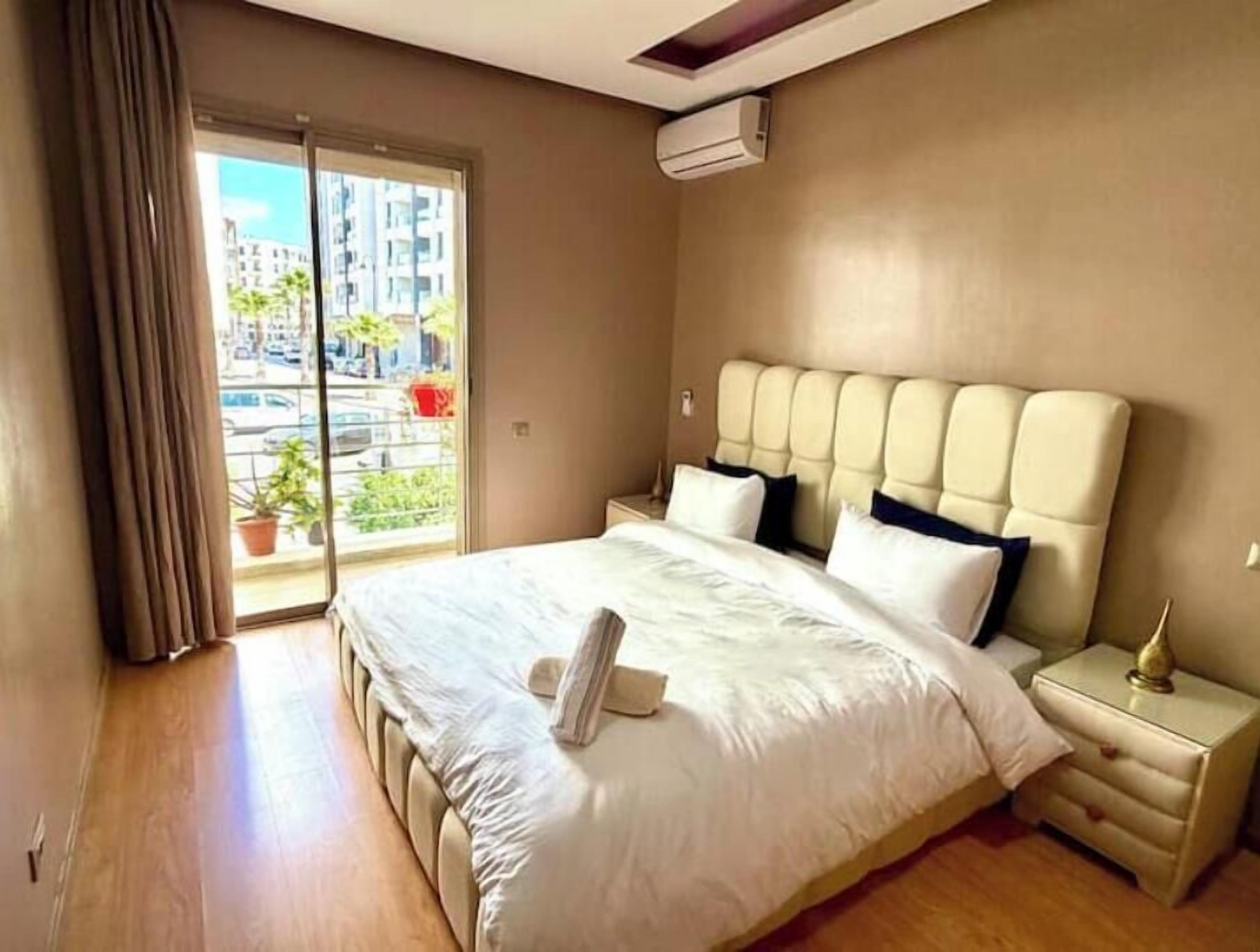 3 slaapkamers, een strijkplank/strijkijzer, gratis wifi, beddengoed