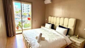 3 slaapkamers, een strijkplank/strijkijzer, gratis wifi, beddengoed