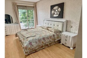 Tabla de planchar con plancha, wifi y ropa de cama 