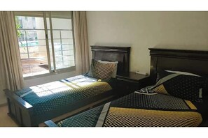 Tabla de planchar con plancha, wifi y ropa de cama 
