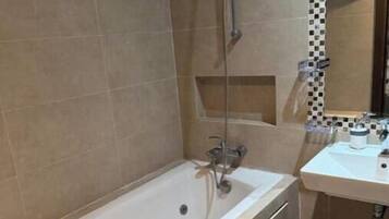 Douche, sèche-cheveux, serviettes fournies, savon