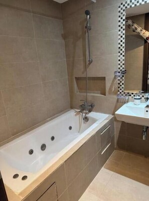 Shower, hair dryer, towels, soap - Reda's'Apparts (Prestigia—Unlimited Fiber Wi-Fi) (Fès)
