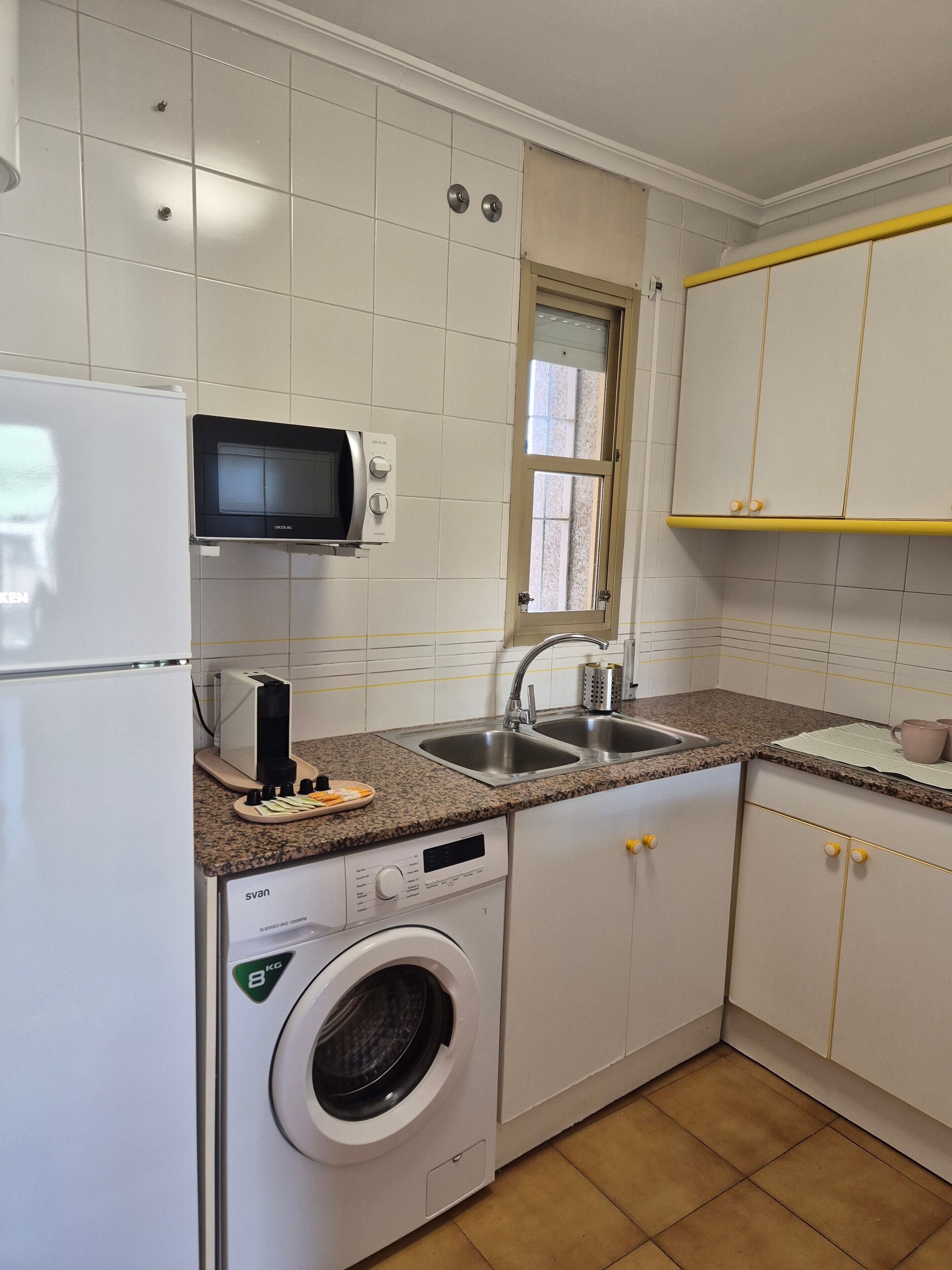 Frigorífico, microondas, placa de cocina y cafetera o tetera
