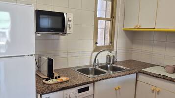 Frigorífico, microondas, placa de cocina y cafetera o tetera