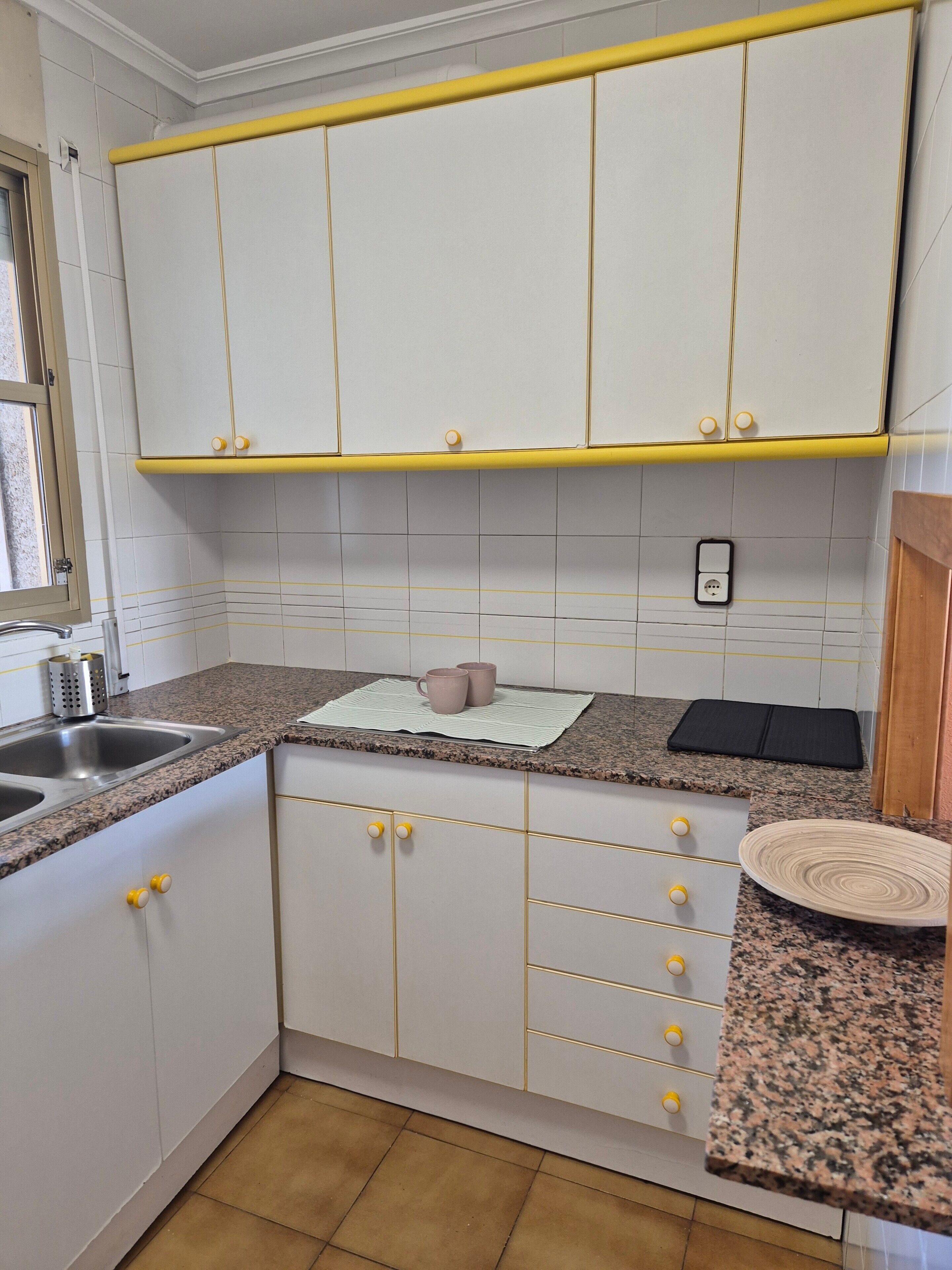 Geladeira, micro-ondas, cooktop, cafeteira/chaleira