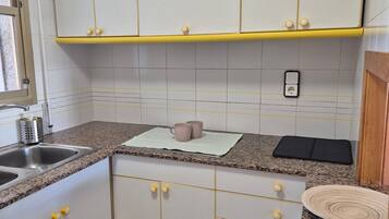 Geladeira, micro-ondas, cooktop, cafeteira/chaleira