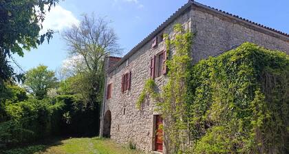 Ferme authentique à 800m d'altitude entre Larzac et cévennes 15 personnes