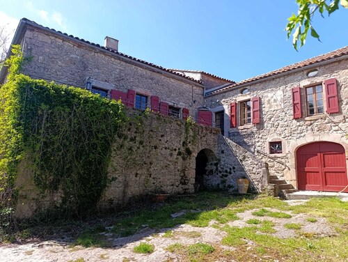 Authentic farmhouse at an elevation of 800 meters between Larzac and the Cévennes; sleeps 15
