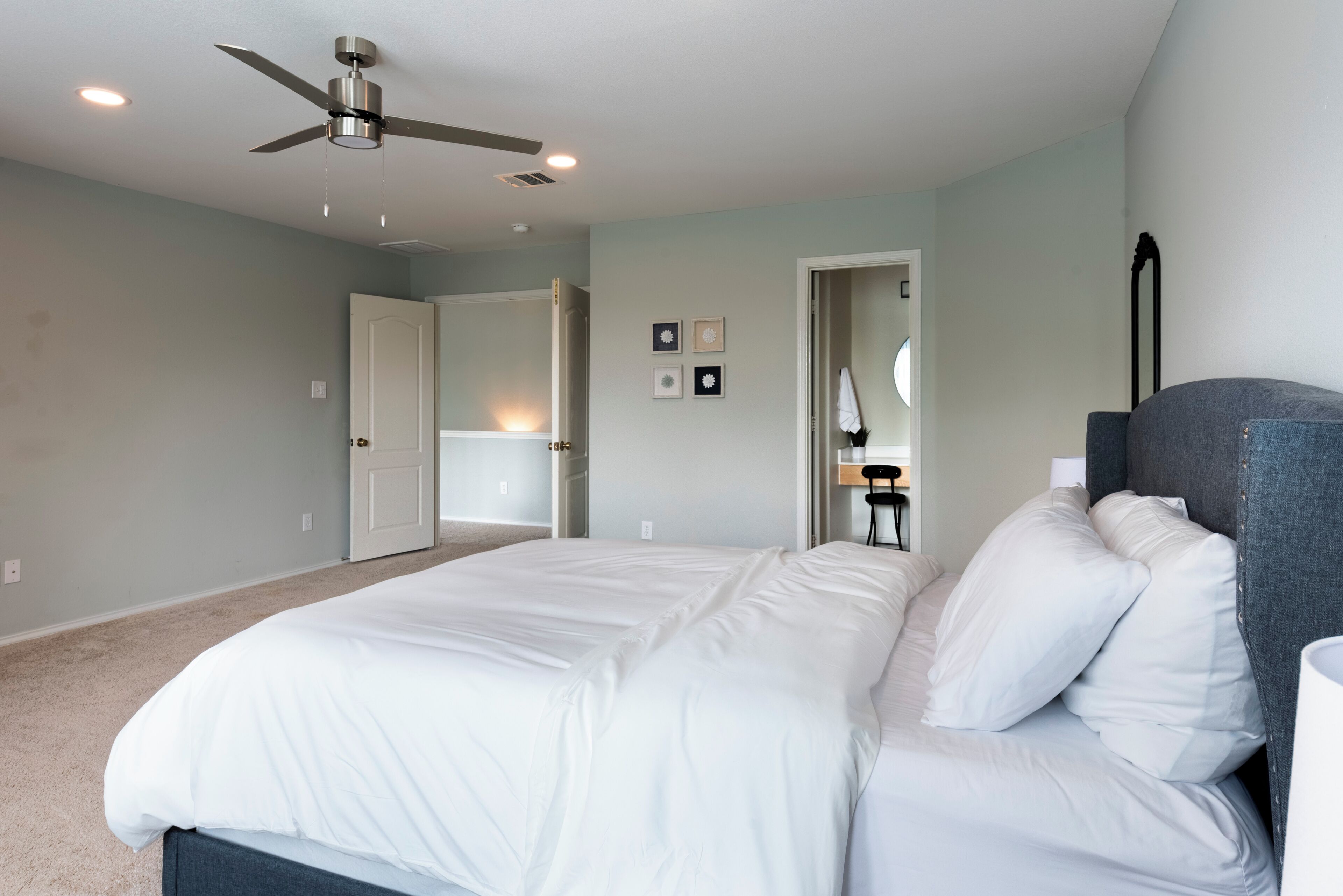 5 habitaciones, tabla de planchar con plancha, wifi y ropa de cama 