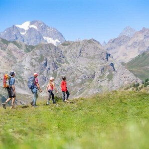 A group of hikers on a mountain trail with rocky terrain and distant snow-capped peaks. - House of the Temple - Perfect for 4 people (Briançon)