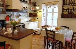 Kaffetrakter/tekoker, kjøleskap, mikrobølgeovn og ovn