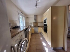 Fridge, microwave, oven, dishwasher - Bright house 300m from Fréjus beach (Fréjus)
