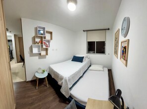 Escritorio, wifi gratis y ropa de cama