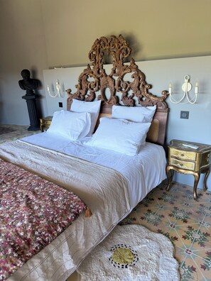 9 chambres, fer et planche à repasser, Wi-Fi, draps fournis