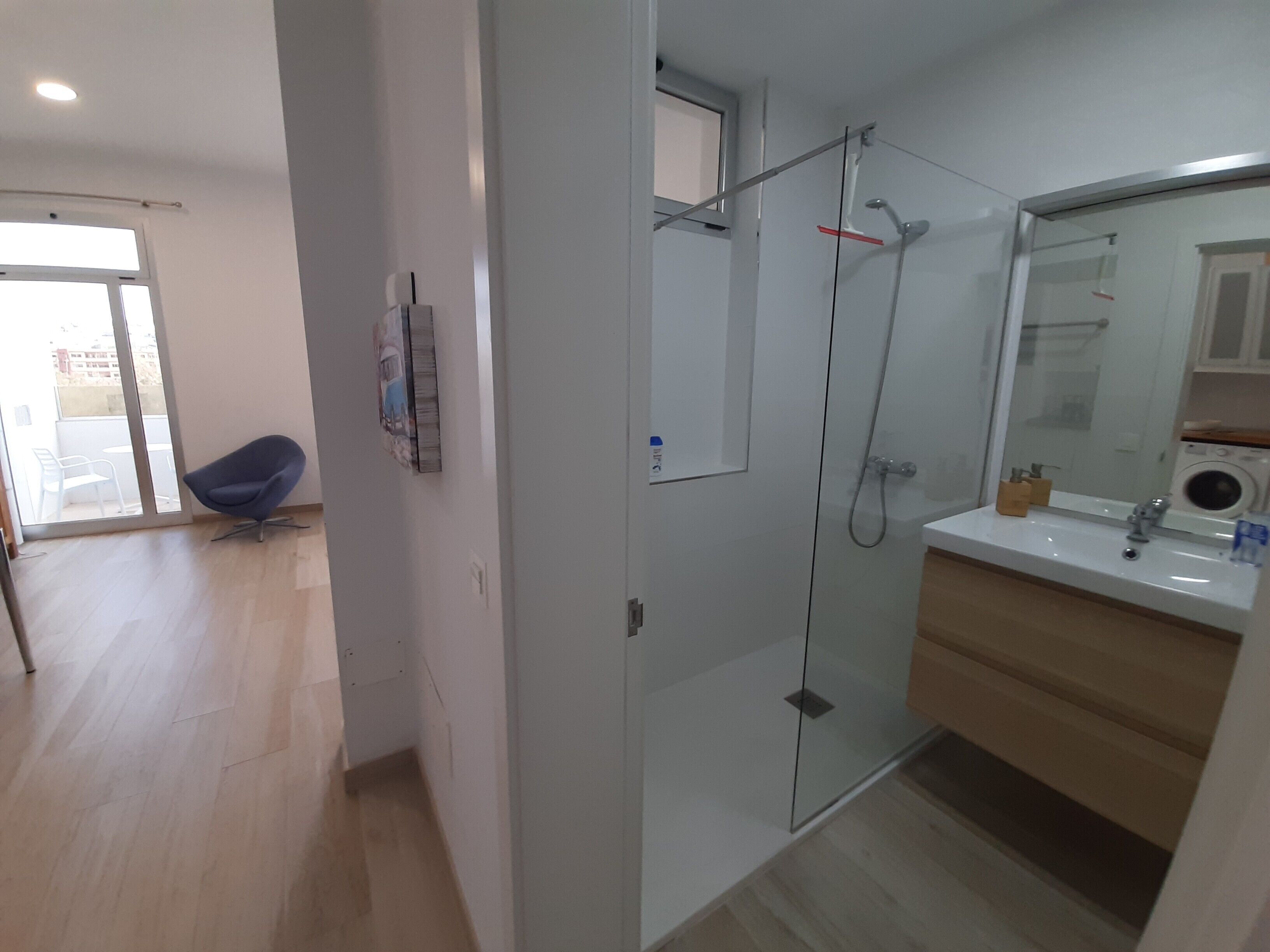 Een douche, een haardroger, handdoeken