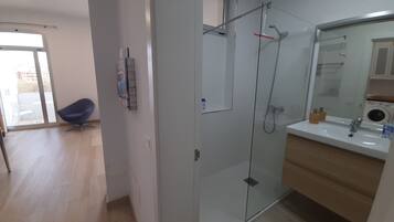 Een douche, een haardroger, handdoeken