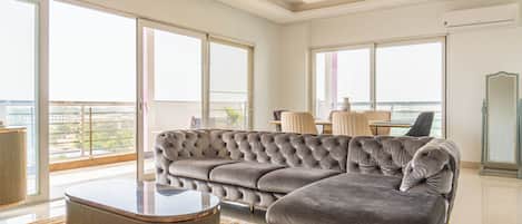 Chambre Double Supérieure, balcon, vue ville | Coin séjour | TV connectée, Netflix, films à la carte, services de streaming