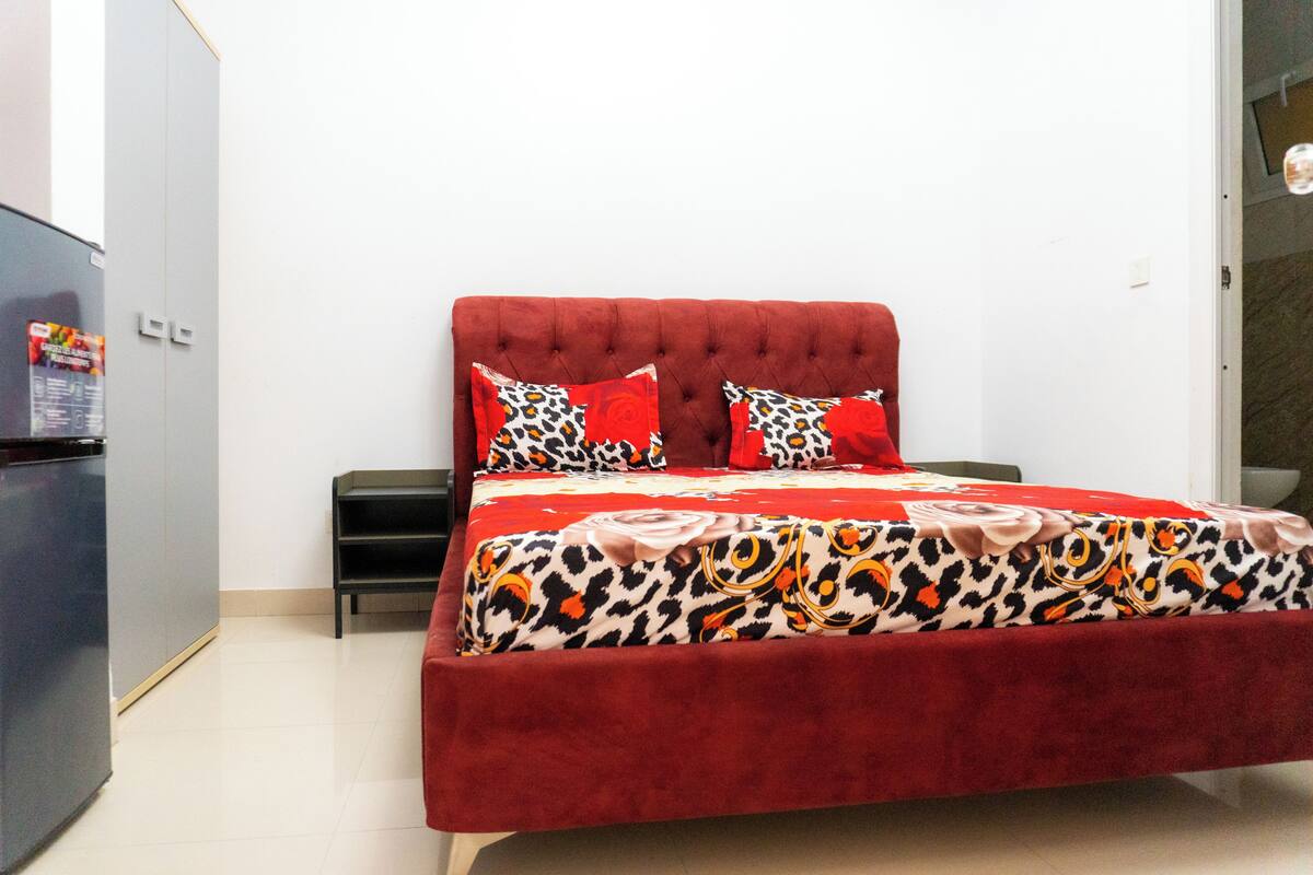 Habitación económica | Cortinas blackout, insonorización y tabla de planchar con plancha 
