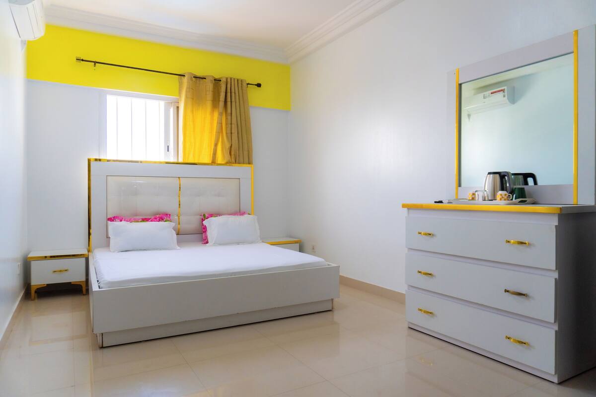 Habitación doble Confort, vista a la ciudad | Cortinas blackout, insonorización y tabla de planchar con plancha 
