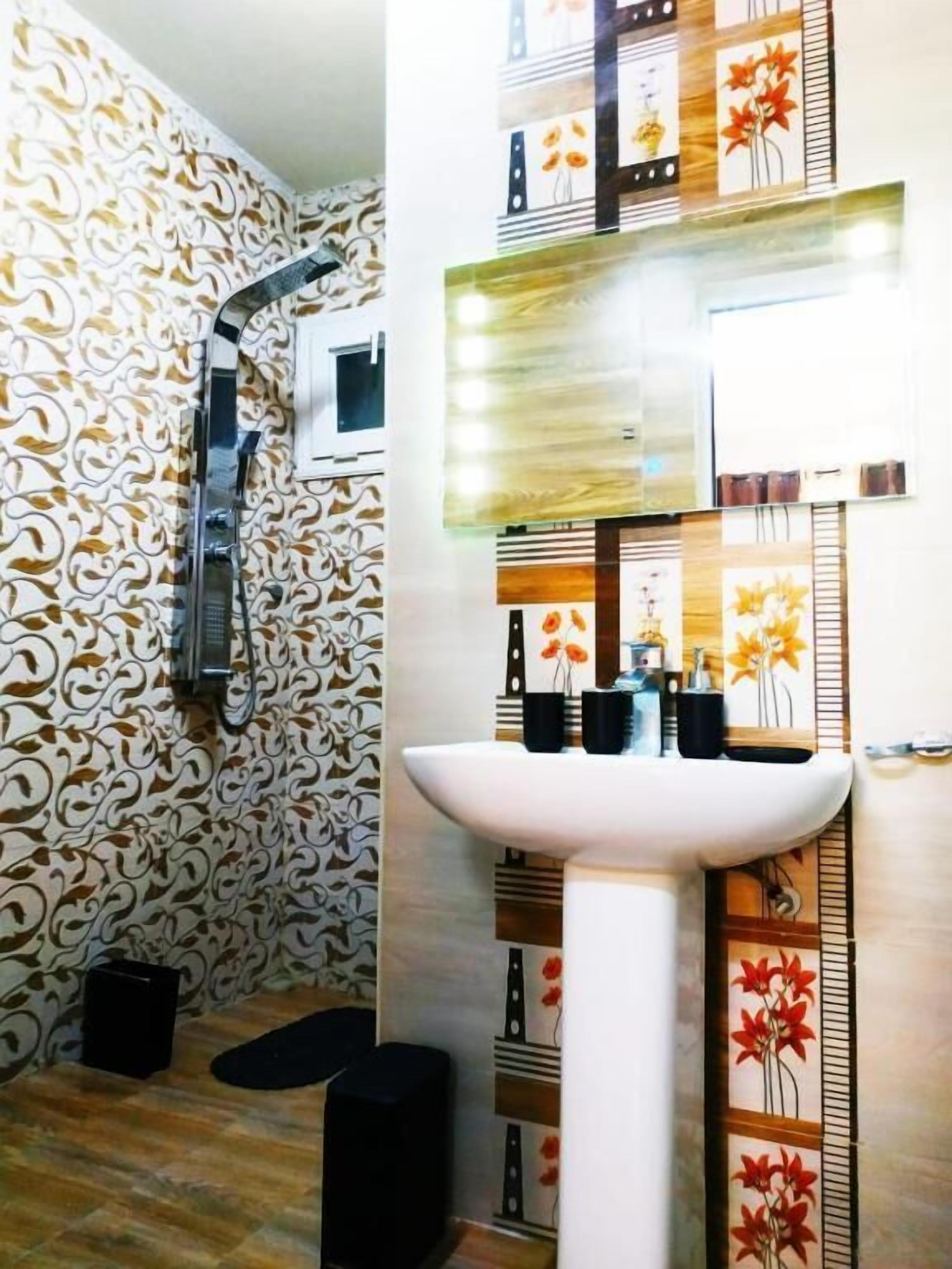 Cortinas blackout, insonorización y tabla de planchar con plancha 