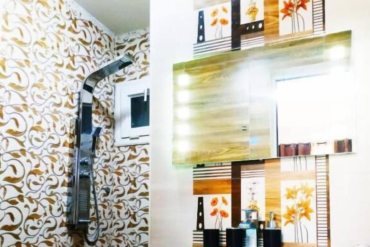 Cortinas blackout, insonorización y tabla de planchar con plancha 