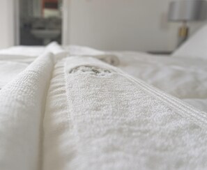 Cortinas blackout, insonorización y tabla de planchar con plancha 
