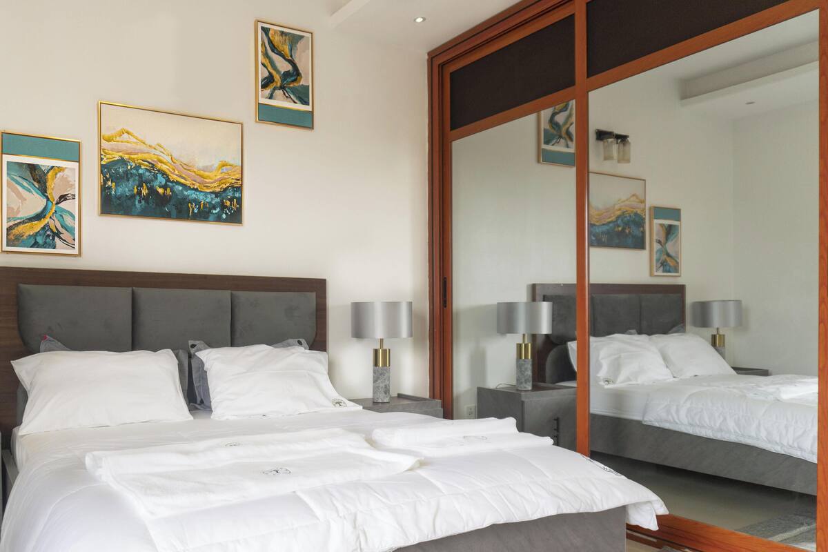 Habitación doble superior, balcón, vista a la ciudad | Cortinas blackout, insonorización y tabla de planchar con plancha 