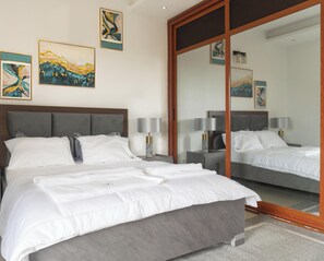 Habitación doble superior, balcón, vista a la ciudad | Cortinas blackout, insonorización y tabla de planchar con plancha 