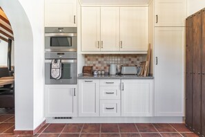 Wasserkocher mit Kaffee-/Teezubehör, Kühlschrank, Mikrowelle, Ofen
