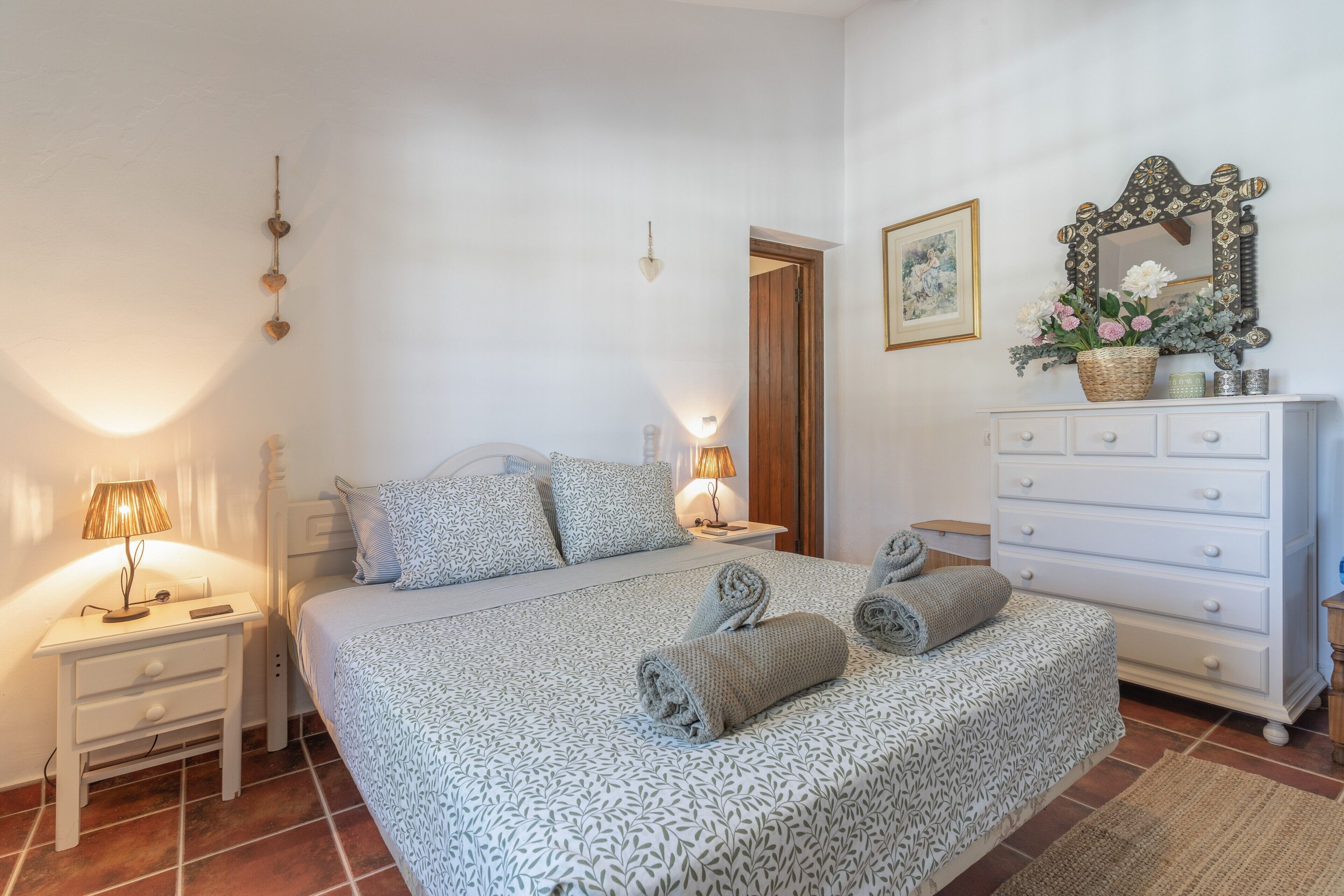 Tabla de planchar con plancha, wifi, ropa de cama