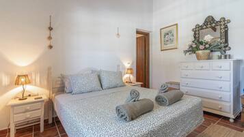 Tabla de planchar con plancha, wifi, ropa de cama