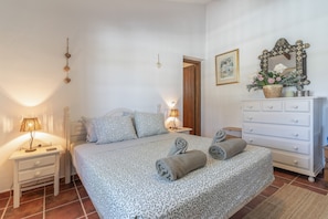 Tabla de planchar con plancha, wifi y ropa de cama 
