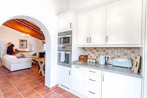 Private kitchen - Casa El Alba, villa a pocos pasos del pueblo con piscina privada (Árchez)