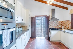 Private kitchen - Casa El Alba, villa a pocos pasos del pueblo con piscina privada (Árchez)