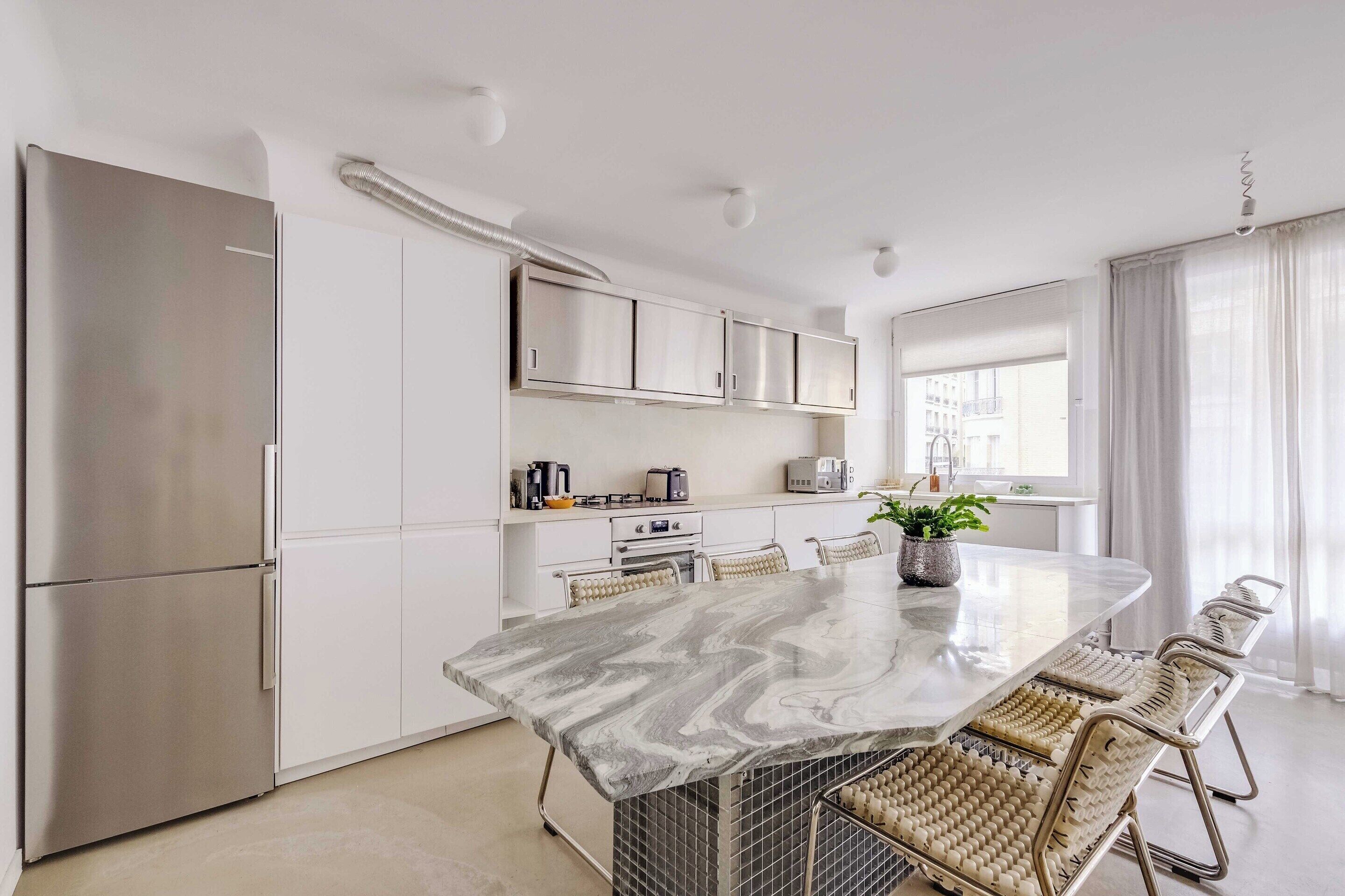 Apartamento | Cocina privada | Frigorífico, microondas, horno y placa de cocina