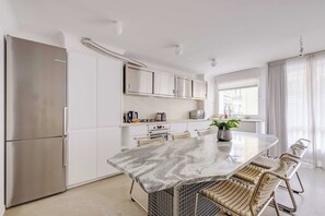 Apartemen | Dapur pribadi | Lemari es, microwave, oven, dan kompor