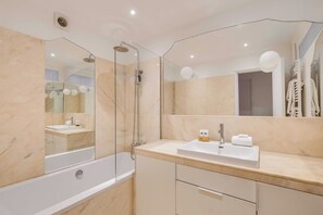 A modern bathroom with a glass-enclosed shower, a white sink, and a large mirror. - Modern 1bdr/2p Flat With a Balcony - Menilmontant (Paris)
