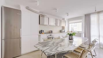 Frigorífico, microondas, horno y placa de cocina