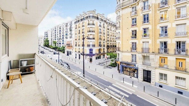 A balcony with a view of a street and multi-story buildings. - Modern 1bdr/2p Flat With a Balcony - Menilmontant (Paris)