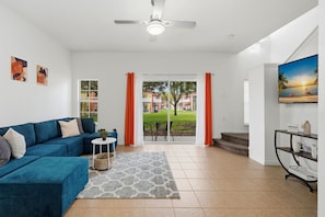 TV - Family Friendly 3BR Townhouse Near Disney (Kissimmee)