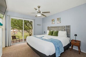 Iron/ironing board, WiFi, bed sheets - Family Friendly 3BR Townhouse Near Disney (Kissimmee)