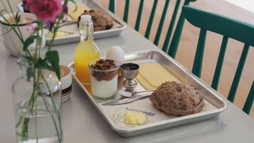 Free daily full breakfast