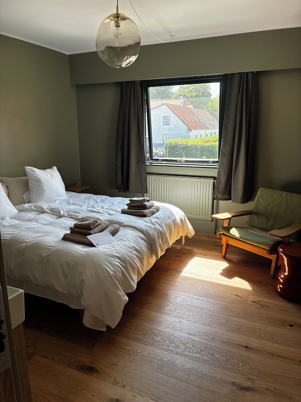 Chambre double, 1 trĂšs grand lit, vue partielle sur l'ocĂ©an | Rideaux dâobscurcissement, fer et planche Ă repasser