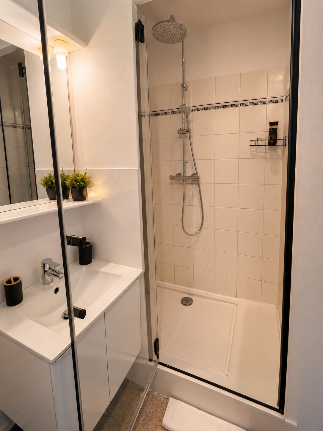 Douche, sèche-cheveux, serviettes fournies, savon
