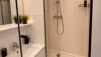 Douche, sĂšche-cheveux, serviettes fournies, savon