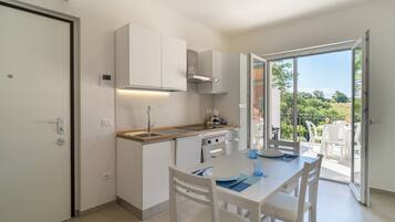 Fridge, oven, dishwasher, coffee/tea maker