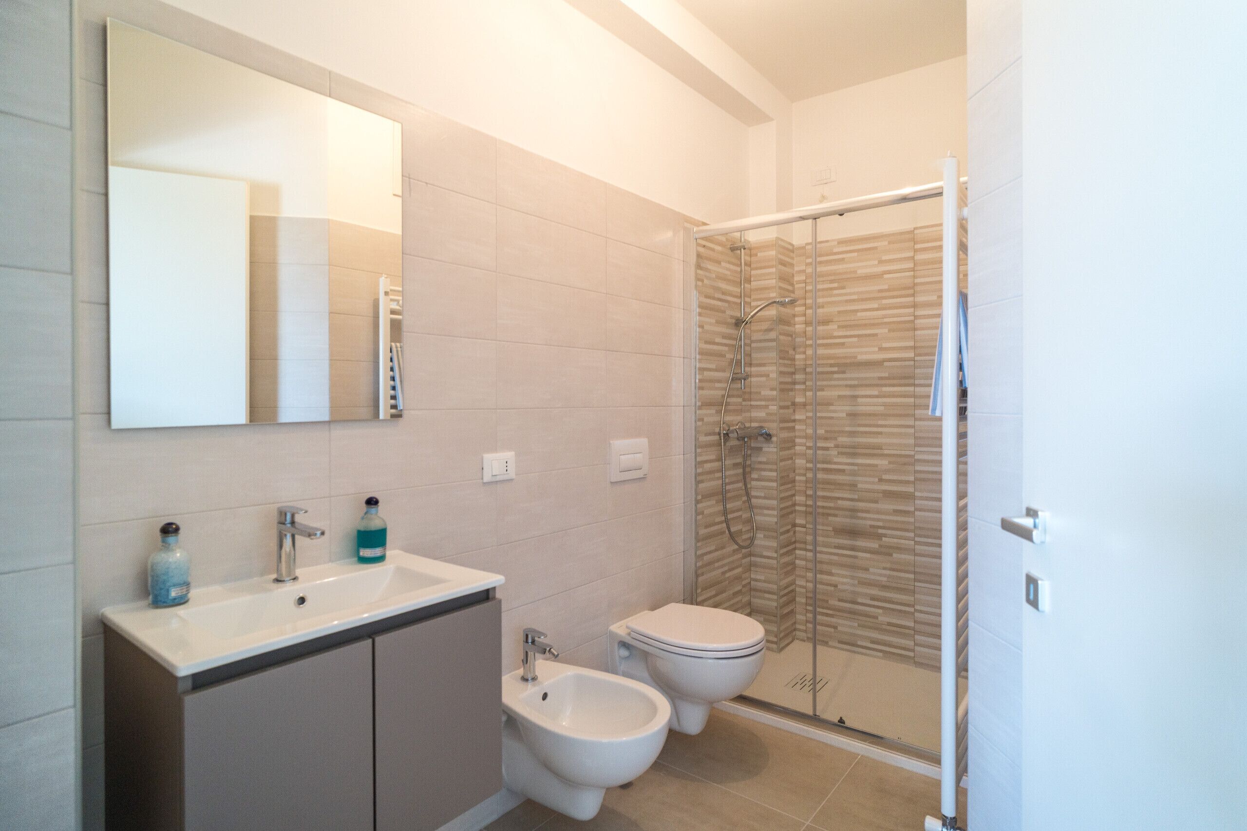 Doccia, asciugacapelli, bidet, asciugamani