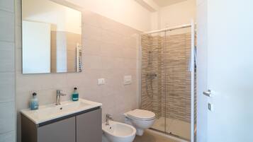 Doccia, asciugacapelli, bidet, asciugamani
