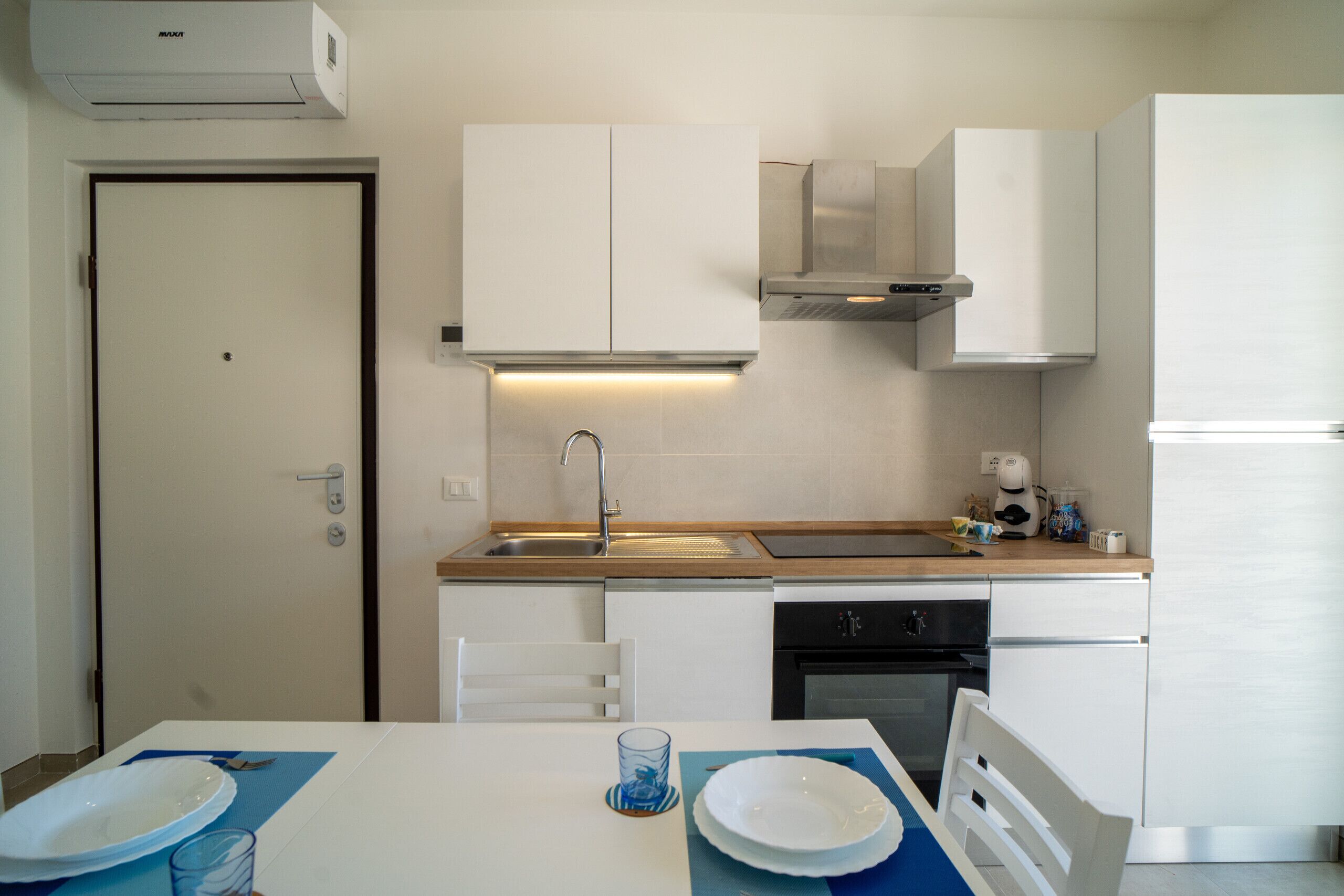Fridge, oven, dishwasher, coffee/tea maker